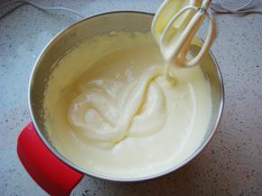 打发几分钟后，提起打蛋器画“8”字，观察纹路不易消失就好了。