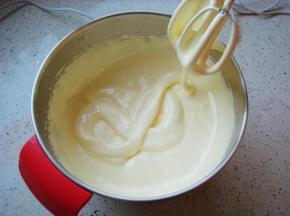 打发几分钟后，提起打蛋器画“8”字，观察纹路不易消失就好了。