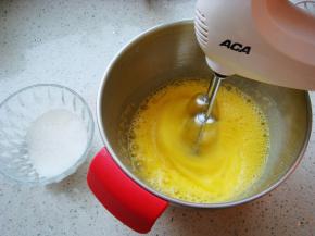 分2次倒入白砂糖。