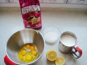 所需配料称好备用。（配方里一次做了两烤盘，用量可以减半哦步骤都是一样的。）