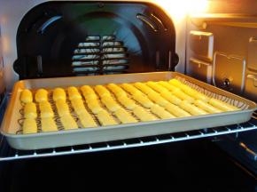 烤箱提前预热：上175度，下165度。放中层，烤18分钟即可。