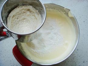 筛入低筋面粉。