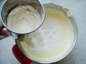 筛入低筋面粉。