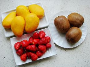 准备好水果备用，草莓去蒂清洗干净。