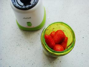 草莓放入料理杯里。