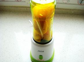 搅打成细细的果泥。水果本身就具有甜味了，无需再加糖。