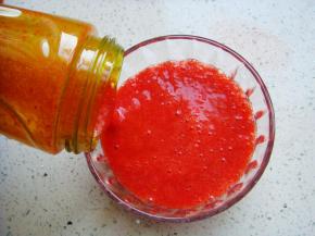 红红的草莓果泥就打好了，倒入碗中备用。