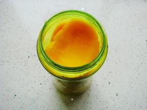 芒果去皮去核也搅打成果泥。