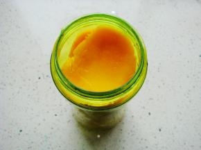 芒果去皮去核也搅打成果泥。