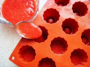 取一小勺草莓果泥放入模具中（也可以用其他喜欢的模具）