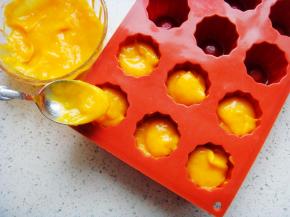 再放入一层芒果泥。