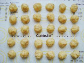 猫头鹰模具垫上保鲜膜。（方便脱模）