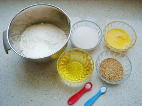 所需材料称好备用。（芝麻提前用微火炒熟，这样会更香）