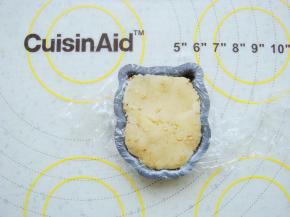 模具正面向上，在台面上压平整。