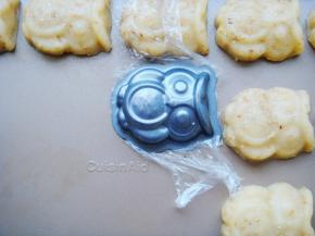 拿掉模具，揭掉保鲜膜。