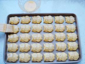 烤箱提前预热上下170度，放中层烤20分钟。（最后几分钟可以拉开一点烤箱门观察颜色，烤到喜欢的程度，以免烤过。）