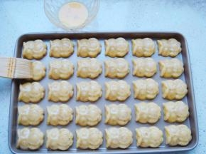 烤箱提前预热上下170度，放中层烤20分钟。（最后几分钟可以拉开一点烤箱门观察颜色，烤到喜欢的程度，以免烤过。）