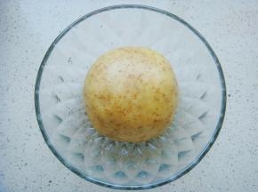 把面团平均分成33克一个的小剂子，放在手心里团成光滑的小圆球。