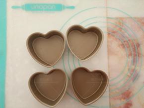 所用的模具清洗干净擦干水分。