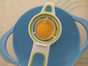 分离蛋清蛋黄。