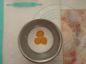 蛋黄加入酸奶中。