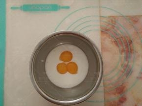 蛋黄加入酸奶中。