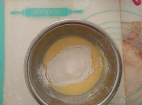低筋面粉和玉米淀粉混合后筛入蛋黄糊中。