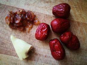 为什么说以上几个材料要适量?因为每个人的体质耐受度不同，这3样东西，有些人吃多一点就会上火，所以我说适量，根据个人平时的份量来！我喜欢红枣的甜味，就多给了几个，生姜桂圆我多吃点也不上火，所以为多给了一些，好喝嘛！红枣甜就不用给糖了，桂圆也是甜的！