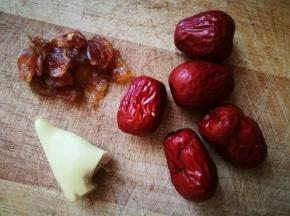 为什么说以上几个材料要适量?因为每个人的体质耐受度不同，这3样东西，有些人吃多一点就会上火，所以我说适量，根据个人平时的份量来！我喜欢红枣的甜味，就多给了几个，生姜桂圆我多吃点也不上火，所以为多给了一些，好喝嘛！红枣甜就不用给糖了，桂圆也是甜的！