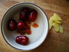 生姜切片，老姜最好！红枣桂圆都要洗一洗，洗干净！