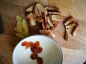 红枣切片，把核切掉 ，核可以另外泡水喝哦！