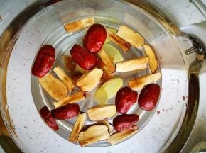 重要的机器登场了，这几年很常见的一款，用来煮这些甜汤嘴合适不过，方便快捷一目了然呀！把3样都放进去，我加了900ml的水！