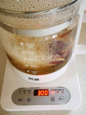 几分钟后煮开了，不用管了哦，水开后再煮15 分钟就好了