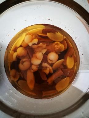 煮的时候，阵阵红枣香气。这是煮好了的，关机器，放到60度左右，摸着汤还是热的但不烫手的程度！