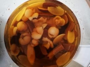 煮的时候，阵阵红枣香气。这是煮好了的，关机器，放到60度左右，摸着汤还是热的但不烫手的程度！