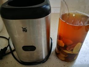 然后，另一个重要机器登场 这是把汤变成饮料的关键呀，嘿嘿，很好用的。把汤倒入机器自带的瓶子里，上盖