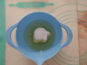 蛋清中加入几滴柠檬汁，加入细砂糖。