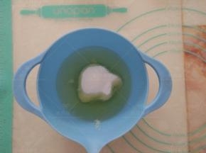 蛋清中加入几滴柠檬汁，加入细砂糖。