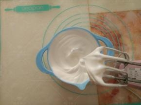 用电动打蛋器打至湿性发泡。