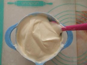 切拌好的面糊倒入剩余的蛋白中，用刮刀切拌成光滑细腻的面糊。