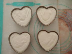 把面糊倒入模具中。