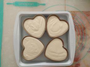 把模具放入加了水的烤盘里。