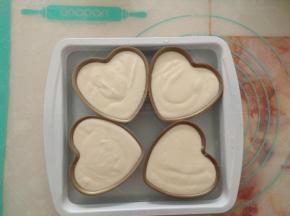 把模具放入加了水的烤盘里。