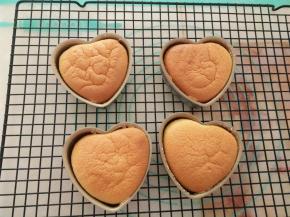 烘焙程序结束后关闭烤箱电源，蛋糕放在烤箱中焖至冷却取出。