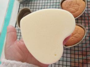 烤好的蛋糕底部看出是很嫩的，但是不会粘手。