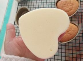 烤好的蛋糕底部看出是很嫩的，但是不会粘手。