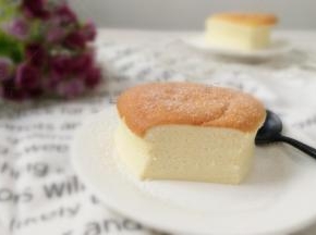 看看蛋糕的组织，细腻嫩滑。