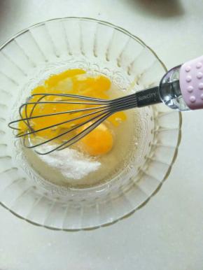 鸡蛋加糖打散至糖融化
