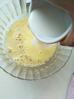 加入牛奶搅拌均匀