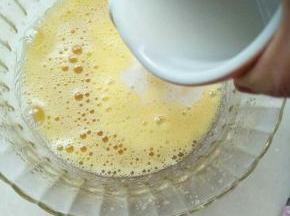 加入牛奶搅拌均匀